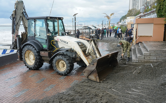 В Сочи начали приводить в порядок пляжи и набережные после шторма